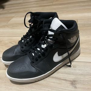 Jordan 1 mid black